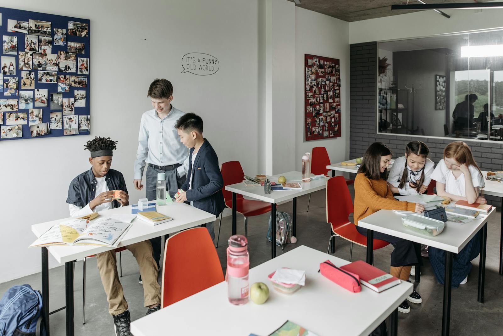 Jugendliche lernen gemeinsam in einem modernen Klassenzimmer