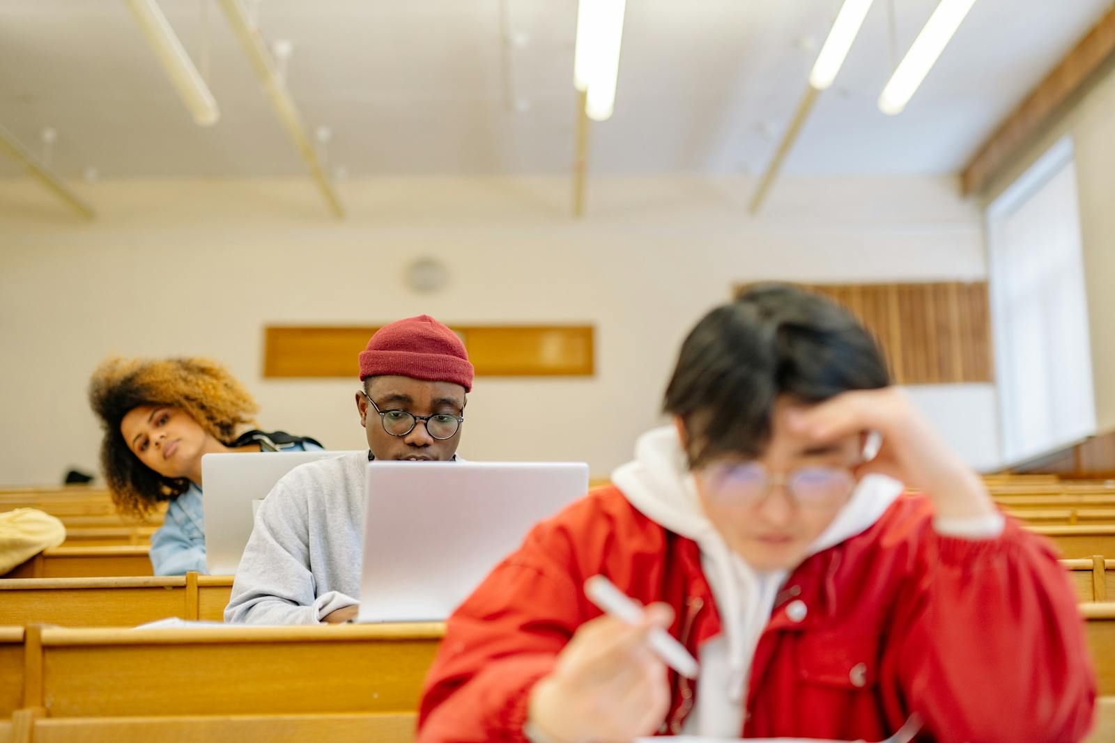 Studierende konzentrieren sich im Unterricht auf ihre Aufgaben